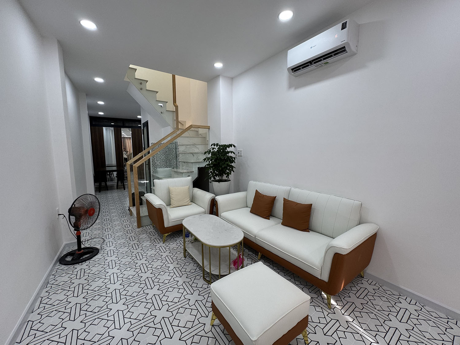 Tuyệt phẩm Nhà Phố 2 lầu full nội thất cao cấp hẻm 2 xe hơi 7 chỗ tránh nhau khu VIP Đặng Văn Ngữ